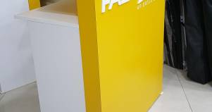 Desk Fastweb in legno laccato su misura